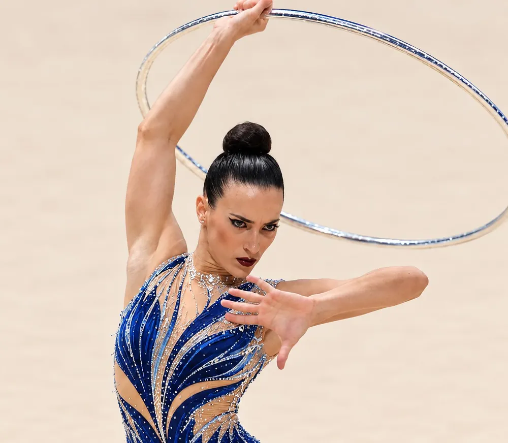 Nerea Extremera con el aro en competición